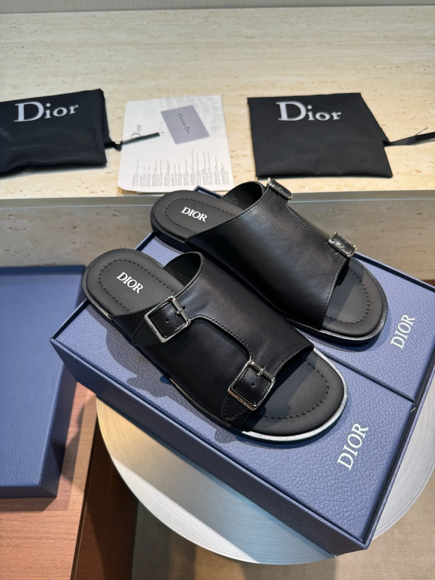 [Dior] Top P: 560💰 -Size: 39-44 (38, 45 custom-made) Dior Dior Alias ​​men's leather slippers This Alias ​​sandal is a new summer product, showing a casual and elegant style. Carefully crafted from grained cow leather and Oblique printed fabric, with cowhide lining! Cross-strap design with metal-clad brass CD Diamond logo. The imported cowhide leather and rubber sole adds sophistication and comfort, while Oblique print-effect anti-slip panels add style.